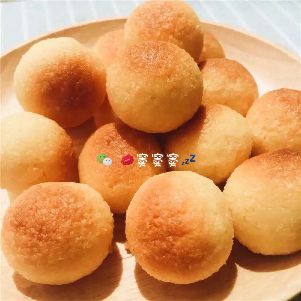 黄金椰蓉球浓浓的鸡蛋椰香味看得见的美味[色]它可不是普通的“小馒头”，它奶香十足，开罐就能闻到淡淡椰香味了，咬下去的那一口浓浓的奶香萦绕舌尖，不会很甜腻的口感粒粒金黄，一口一个，当早餐当宵夜毫无违和感而且非常好吃哦！吃过的亲都给赞零食不贵，重在安全好吃，居家旅行必备零食微：panda112630