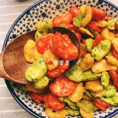 综合蚕豆精选上等高原黑美人蚕豆‼️去皮干净，酥脆爽口，里面有海苔味，蟹黄味，香辣味，满满一大罐，好看又好吃哦七彩的颜色，让人不经意想起小时候，过年团聚也少不了喔‍‍‍微：panda112630