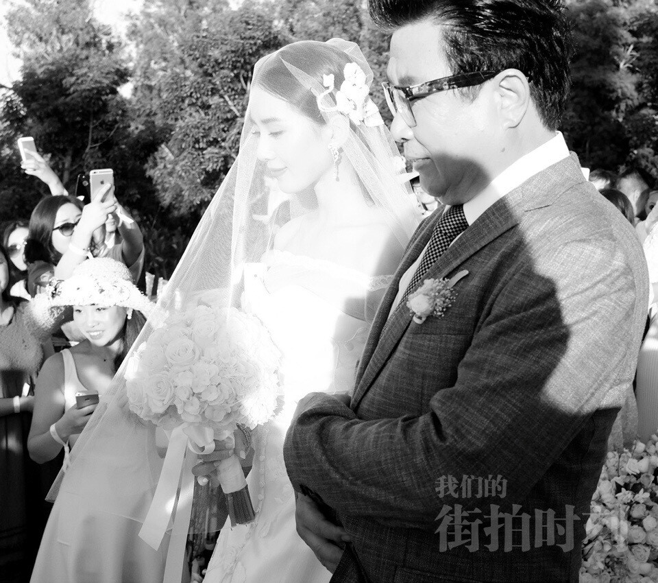 刘诗诗吴奇隆巴厘岛大婚：从07年的辛十四娘开始，我爱了诗诗9年，如今我爱的那个美丽善良的姑娘终于披上美丽的嫁衣嫁给她的意中人，或许她的意中人不是脚踏云彩的超级英雄，但我看到了吴奇隆对诗诗对他们婚礼的用心，你是小狮子心中最美的新娘，我祝愿诗诗你被岁月温柔以待，愿你们长长久久幸福美满！