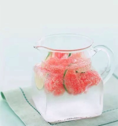 「树莓青柠果汁」原料：冰冻覆盆子35g，蜂蜜25g，纯净水600ml，冰块，青柠。
步骤：1. 用微波炉将冰冻的覆盆子解冻消毒，加入蜂蜜。
2.用小勺子压碎成果泥，用筛子过滤2-3次。
3.滤去覆盆子果渣，将果泥和蜂蜜的混合…