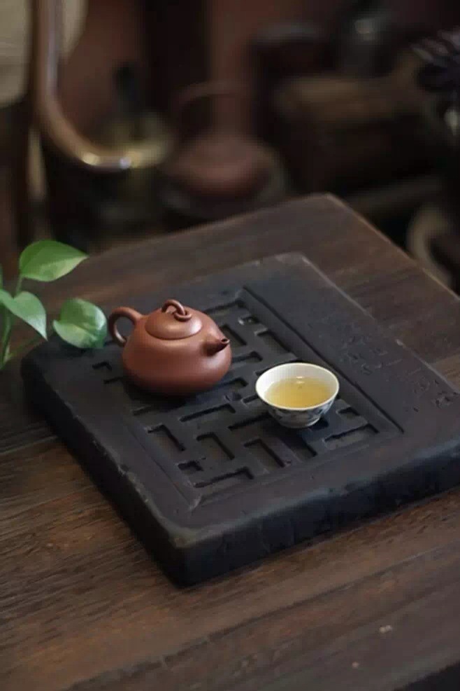 闻一缕幽香，独饮一盏香茗，浅啜，一缕甘苦的生津，缓入口中。人生，恰也如此罢，苦尽甘来。