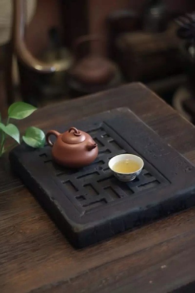闻一缕幽香，独饮一盏香茗，浅啜，一缕甘苦的生津，缓入口中。人生，恰也如此罢，苦尽甘来。