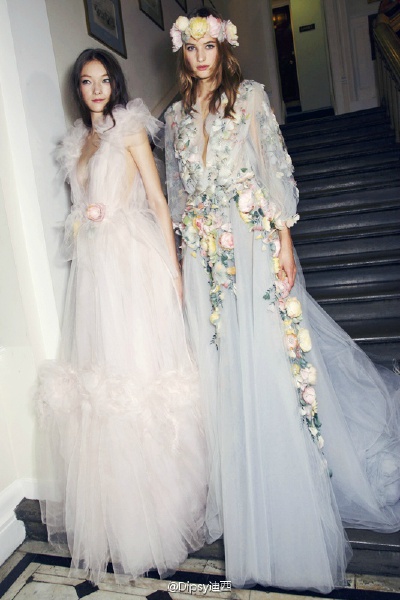 Marchesa Spring 2015 Runway Show。玛切萨2015伦敦春夏系列时装秀。Marchesa为我们带来了花的海洋，应用丝绸、欧根纱、蕾丝等面料制成的立体花朵，竖立在每一件美衣之上。这些元素，更能体现Marchesa的奢华和典雅了…