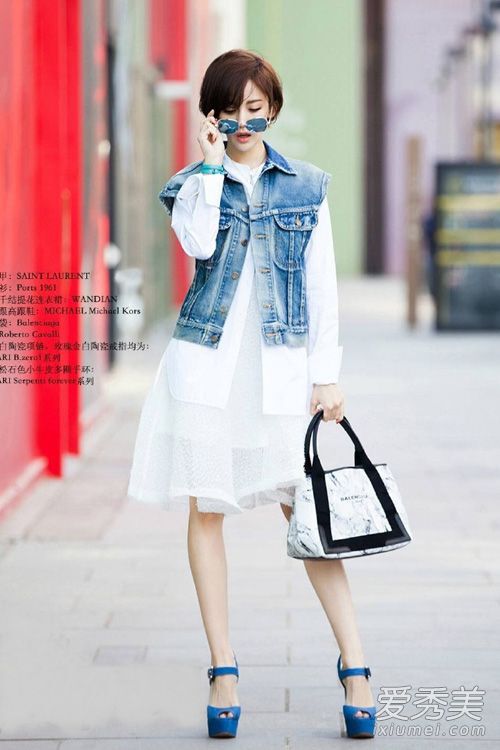 古力娜扎——用无袖的牛仔外套配白衬衫和白色连衣裙，优雅中带点俏皮感。
