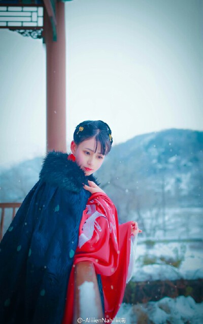 #汉服# | 雨雪瀌瀌，宴然聿消。莫肯下隧，式居屡骄。|出镜：南和摄影:@梨子大王王 @苏梅骨长得就是个雪团的样子 @-阑夕- |服装：@清辉阁步光 @飞竹柴 饰品：@返身沧海之隅 |#八达岭长城# 天上飞琼，毕竟向、人间情薄…