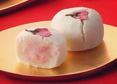 『樱花奶香馒头』 用料 糯米粉 糖 水 牛奶 澄粉 玉米油，樱花馅 做法 糯米粉150克、糖25克、清水50ml，牛奶25ml混合揉均；用25ml左右的开水冲入30克澄粉里将之烫熟，再揉入糯米粉面团中；加入10克玉米油，将面团揉至…