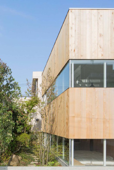 【东京的阳光住宅】Nerima House 是瑞典公司 Elding Oscarson 在2015年设计的，一栋位于日本东京的私人住宅，占地1065平方。客户想要保留老房子旁边的小花园，并且可以在家中欣赏绿色的美景。