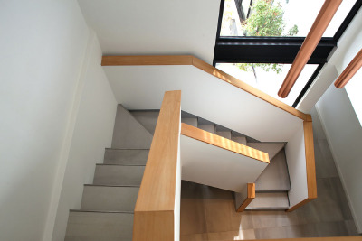 【积木般叠加的住宅】建筑师 GNP Arquitectos 在2015年完成了这个项目，位于智利大都市区，面积400平方米。这是一个建筑改造项目，其主要目的是创建一个主空间和一个占主导地位的花园（原来没有花园）。