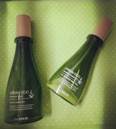 #the saem#得鲜算是韩国开发不久小众的牌子？价格和Innisfree差不多啊很便宜【韩国价格不是国内】，而且主打自然好像，水的感觉像芦荟胶质地，水乳都不黏而且容易吸收感觉保湿效果蛮好的~而且都是按压瓶，方便卫生(…