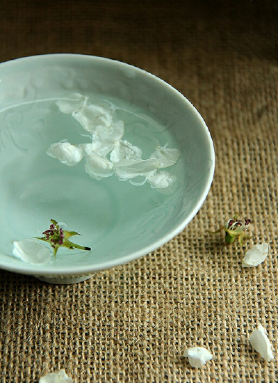 「梨花酒」材料：梨花200g，米酒1000ml。
步骤 ：将鲜摘的梨花洗净，于米酒内浸泡，密封避光保存三个月，开封即可饮。