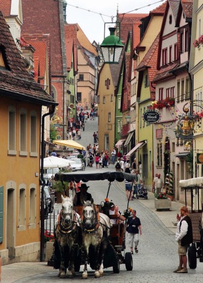 Rothenburg ob der Tauber, Bavaria, Germany。德国南部陶伯河上游的罗腾堡，位于高原之上，被当地居民称为“中古世纪之宝”，是德国所有城市中，保存中古世纪风貌最完整的地区。于1195年作为凡尔登主教鲁道夫的国都…