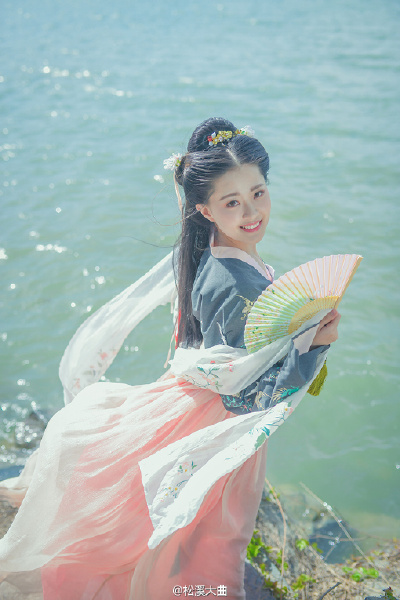#汉服#【旅拍‖北京】
拆桐花烂熳，乍疏雨、洗清明。正艳杏烧林，缃桃绣野，芳景如屏。
《木兰花慢·拆桐花烂漫》柳永
摄影：松溪大曲
梳妆：@暖玉人家小竹子
出镜：@王月明Sunshine
选词：@胭脂刀_
地点：北京颐…