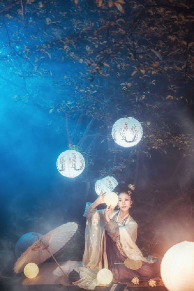 #汉服#
出镜：葵花花花儿
摄影/后期：@菠蘿菠蘿菌
造型：@译午阿阿牛哥
协力：@rinrincooo 牛哥