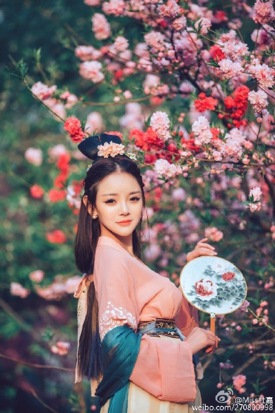 #汉服# 出镜：Miss杜嘉摄影师：疯子Charles ，拍摄地：北京#陶然亭#