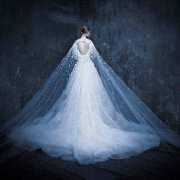 来自迪拜的Drama派高级定制婚纱Michael Cinco，浮夸华丽的魔幻风格，夸张的裙摆和精雕细琢的背部装饰，让人惊艳