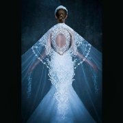 来自迪拜的Drama派高级定制婚纱Michael Cinco，浮夸华丽的魔幻风格，夸张的裙摆和精雕细琢的背部装饰，让人惊艳