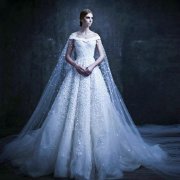 来自迪拜的Drama派高级定制婚纱Michael Cinco，浮夸华丽的魔幻风格，夸张的裙摆和精雕细琢的背部装饰，让人惊艳