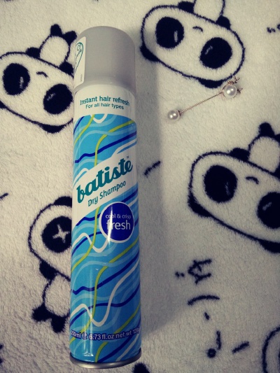 #干发喷雾##batiste# 摇匀后使用，其实白色粉末没有很明显抓一抓就好了，原理可能是和控油粉饼啥的一样吧，可以保持1整天，但是我觉得用完会堵头皮【可能心理作用总觉得洗不干净】。作为出门/约会应急/懒得洗刘海…