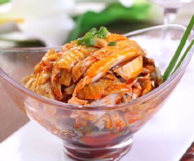 开膛净公鸡1只，香油、辣椒油、芝麻酱、酱油、白糖、醋、味精、芝麻、花椒面、葱末。
1、将鸡放入开水锅内煮熟捞在原汤内，待晾凉后，捞出擦干表面水分，抹上香油。
2、将鸡去骨，用斜刀片成坡刀片，摆入盘内。把上…