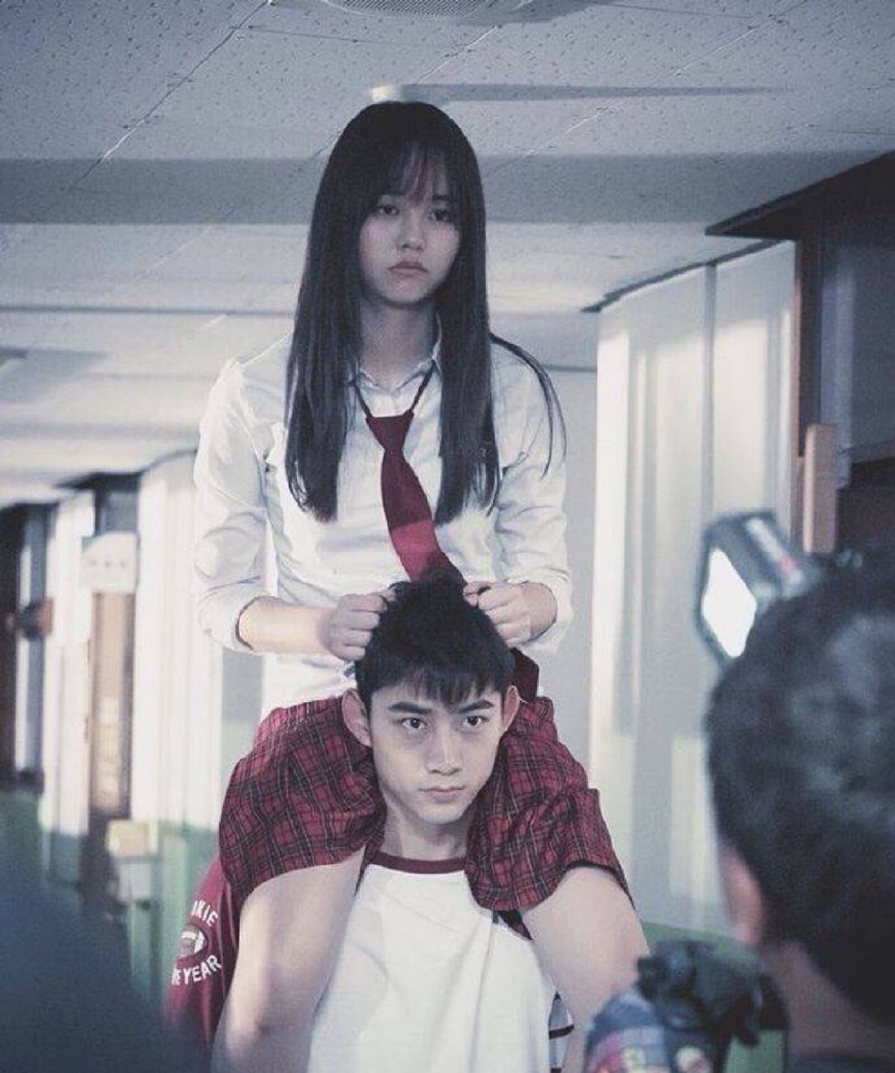 #打架吧鬼神# ——#金所炫# #玉泽演# #权律# 金所炫在剧中饰演19年间只为学习而奋斗的女高中生金贤智，高考前因事故去世变成能瞬间移动的地缚灵女鬼，她和拥有超能力，能看见、能感知、能接触鬼神的男主角朴奉八生活在一个屋檐下发生的爱情故事……