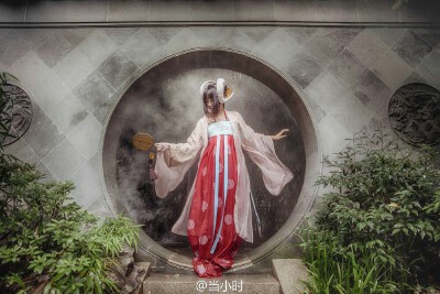 【汉服】山有羊角（高亮！），千年幻得人形。微雨空濛，伊遇一生，着青衫配书篓，生递纸伞与伊，遂去。翌日，伊踏水执伞，穿幽园，坐听半晌雨眠，觅生未果，独留伞于小楼门外。出镜@AbbeyChry 摄影@当小时 【小时的…