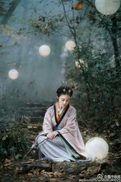 【汉服】西南三百八十里，曰皋涂之山，蔷水出焉，西流注于诸资之水；涂水出焉，南流注于集获之水。有兽焉，其状如鹿而白尾四角，名曰玃(jué)如。——《山海经·西山经》摄影：@霜序映画 造型：@-大脸怪RinGo- 出镜：…