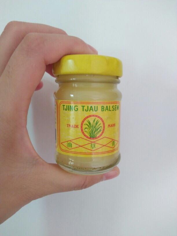青草油。那个外包装没有了，所以不知道产地是那里的，但是我觉得这瓶子超Q，像个小布丁的瓶子。它是外擦药，可以减轻各种痛症，如头痛，恶心，酸软，还有蚊虫叮咬之类的，清清凉凉的，跟万金油差不多，也是家里必备的药