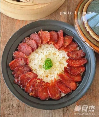 腊肠焖饭用料
主料：大米300克、腊肠2根
辅料：食盐1克、橄榄油适量、水适量、家乐鸡粉2克
做法
1. 米饭淘洗干净泡发30分钟
2. 腊肠切片
3. 泡好的米饭里加家乐鸡粉2克，食盐1克
4. 加入几滴橄榄油
5. 用勺子搅拌…
