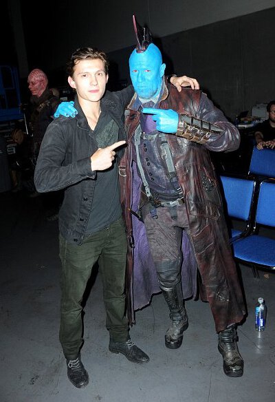 刷几张今天SDCC漫展上的小蜘蛛Tom Holland~ 和FB粉丝们打招呼好可爱，图5是他与漫威众咖合影之前，踩台阶却脚滑了，荷兰弟一脸懵逼 (汤主spideycentral/thomasshollands)