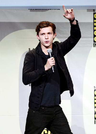 刷几张今天SDCC漫展上的小蜘蛛Tom Holland~ 和FB粉丝们打招呼好可爱，图5是他与漫威众咖合影之前，踩台阶却脚滑了，荷兰弟一脸懵逼 (汤主spideycentral/thomasshollands)
