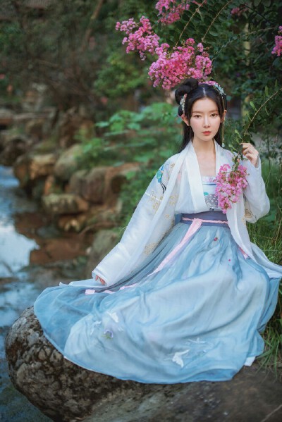  #汉服#
白夜 | 宋·汉服
谁道花无百日红
出镜：弥秋君
摄 | 机地_
衣 | 芥子记