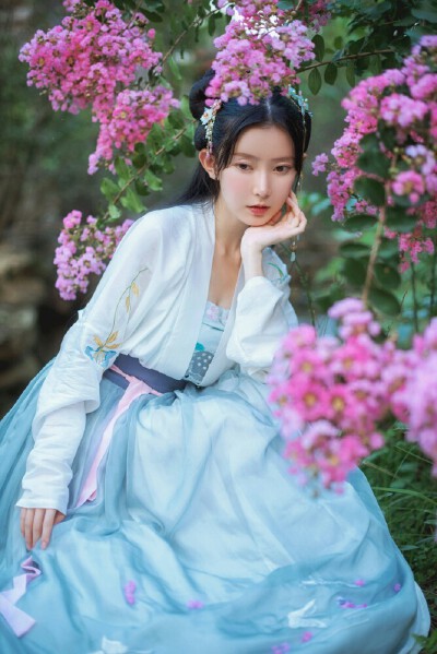  #汉服#
白夜 | 宋·汉服
谁道花无百日红
出镜：弥秋君
摄 | 机地_
衣 | 芥子记