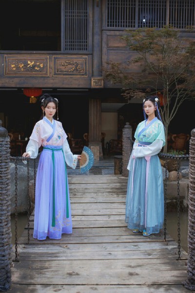 #汉服##寄姊妹书#
泪湿罗衣脂粉满，唱到千千遍。
惜别伤离方寸乱，忘了临行，酒盏深和浅。
摄 | 机地_
衣 | 芥子记
绿衣 | 落落Chilli
蓝衣|弥秋君