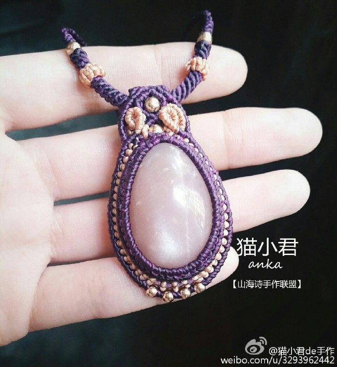 #猫小君de手作# 不想好好拍照的我，这三个现货现在出货（其实蛮舍不得小怪物图腾柱），月底要去成都了，要出货攒钱啊~（有兴趣的可以私我）图一彩拉，图二天然水晶柱，图三日光石#编绳##macrame#