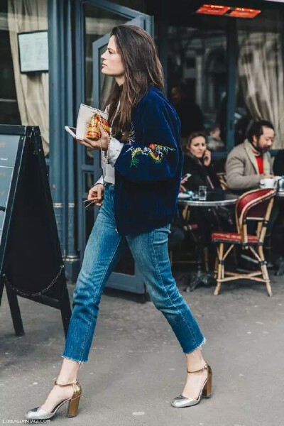 刺绣棒球夹克 秋季穿搭 时髦look 欧美风街拍 时尚博主 女模 关注惊喜–经常更新