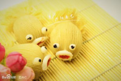 广东点心酥皮斤两
水皮：低筋4斤，
高筋1斤，
全蛋12只，
水1.2斤
糖8两，
黄牛油8两，
油心：高筋4斤，
薯仔粉1斤，
起酥油4斤，
黄牛油4斤。
陷，榴莲加糖
金鱼酥