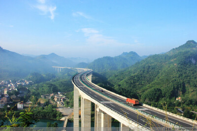 大湘西从不缺少风景，就连高速公路都无比独特！
