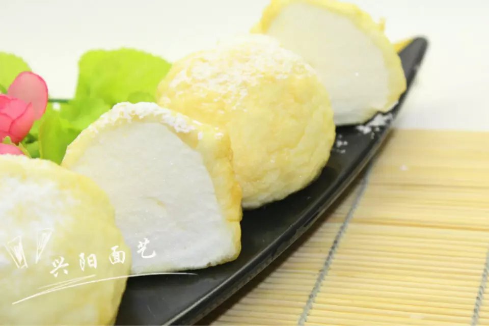 【雪影豆沙】做法
“雪影豆沙”口感轻盈、色泽洁白、微甜不腻，吃起来比蛋糕还要松软。这种口感来源于用蛋清打发的“面皮”，即雪丽糊，它由“泡沫”构成，密度极低、十分蓬松。这种豆沙包非常软，一捏就“陷”进去了，一口咬下去更这个看不起眼的小甜包惊喜到了，口感如棉花糖，入口即化！
食材：蛋白15个、糖1两、普通面粉2两、成面1两、泡打粉5克。
1. 将蛋白、糖放入搅拌机开启快挡搅拌模式搅拌气泡。