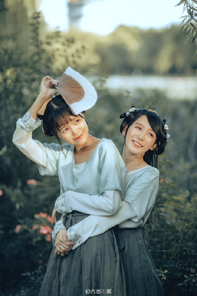 “我见青山多妩媚，料青山见我应如是。
本期摄影：@疯子Charles
出镜：@司音儿 @黄乔恩 
