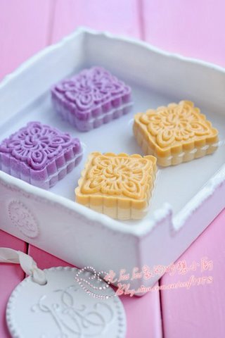 材料
南瓜芋圆：南瓜 300克
马铃薯淀粉 40克
紫薯芋圆：紫薯 300克
马铃薯淀粉 30克
水（或者牛奶）30克
木薯淀粉 130克
糖粉 30克
木薯淀粉 120克
糖粉 30克
馅：红豆细沙 500克
作法
1.南瓜去皮切小丁，上锅大火…