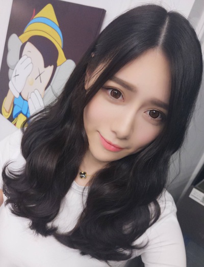 齐肩中长发 夏日小清新烫发 中卷向外 活力向上 下巴处烫发弧度会显得脸比较小 不建议染浅色