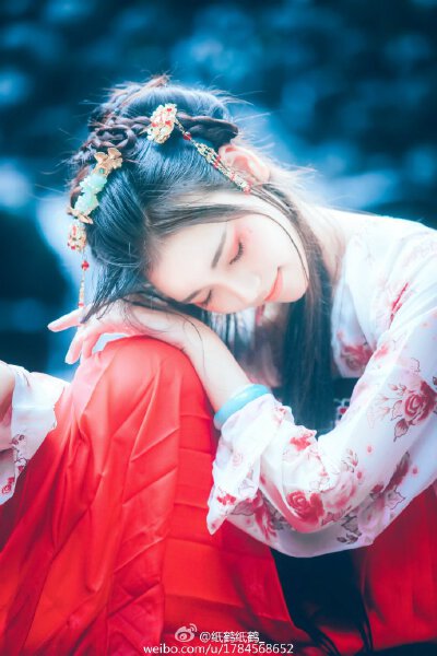 「山鬼」
溪涧秋意渐浓，红尘多妖魅，叹世间，谁人懂。
独立流年似水，何妨。
出镜／狐狸。@狐狸而已_
摄影／后期／纸鹤。O纸鹤纸鹤_
服装／彤云@朝露之城 