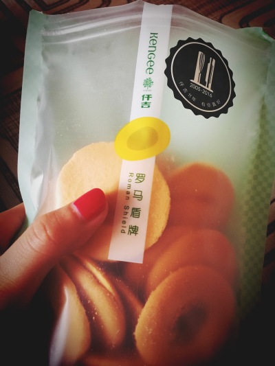 仟吉 罗马盾牌小点心，饼干中间是焦糖，我猜是糖稀浇的，细细品尝才能吃出扁桃仁的味道，脆脆的味道让人回味无穷