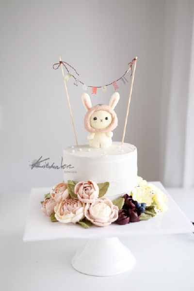 #Kitchen-love# #奶油霜裱花# 10月档和@苏打花生 老师联合授课。学霸VK同学的作品~小兔子原型来自于我的钥匙挂小兔，可是我的小兔身子丢失了，还好用奶油霜可以还原呀！她的芍药做的是真好！(和设计图稿有一点点区别…