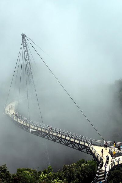 Langkawi Sky Bridge,Malaysia。兰卡威天空之桥位于马来西亚兰卡威群岛，总长125米，桥形呈圆弧状，主体由钢材料构成。特别让人觉得惊讶的是，这么个又大又重的“钢架”居然只用了一根支柱来支撑，支柱高87米，被固…