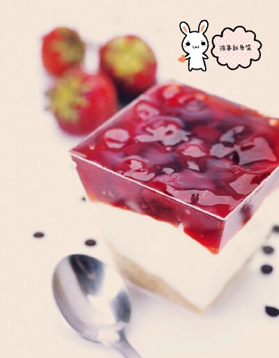 ♡【水果甜品】♡ 『樱桃布丁』用料:樱桃汁250ml、牛奶125ml、吉利丁片3片（15g）、糖15g。
做法 :1、樱桃汁放入提前用凉水泡软的吉利丁片2片，搅拌均匀至吉利丁融化；
2、一半倒入冰碗中，冰箱冷藏30分钟以上。牛奶…