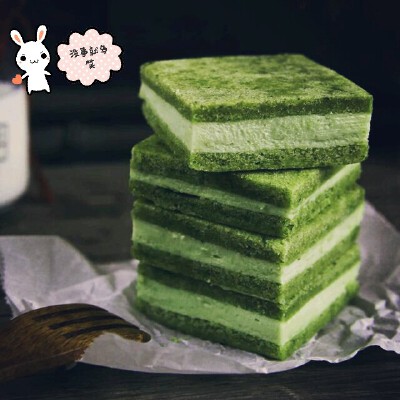 『抹茶夹心蛋糕』用料:低筋面粉60G 牛奶30G 鸡蛋3个 色拉油30G 细砂糖90G 奶酪100G 淡奶油150G 抹茶粉10G 吉利丁片2片 凉开水10ML 泡打粉2G 柠檬汁4滴
做法:1. 蛋黄蛋白分离，蛋黄盆里加入20克细砂糖，打至糖溶化，…