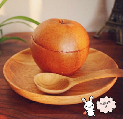 ♡【水果甜品】♡ 『冰糖烤梨』用料:梨，冰糖
做法:1，首先把梨洗洗，把小的一头平切下来一块。
2，把梨核子尽量挖出来，够放3-4个冰糖的空间。
3，放上冰糖，把刚才切下来的小头安形状放在梨子上，用牙签固定好，微…