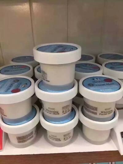 - 天气凉快起来- 不喜欢贴片面膜的宝宝看过来- Beauty buffet 牛奶美白保湿面膜 美白滋润，补水锁水，预防粉刺青春痘、牛奶精华和Q10，溫和洁净皮肤，滋润美白 牛奶的味道，美白效果非常好，让脸色跟…