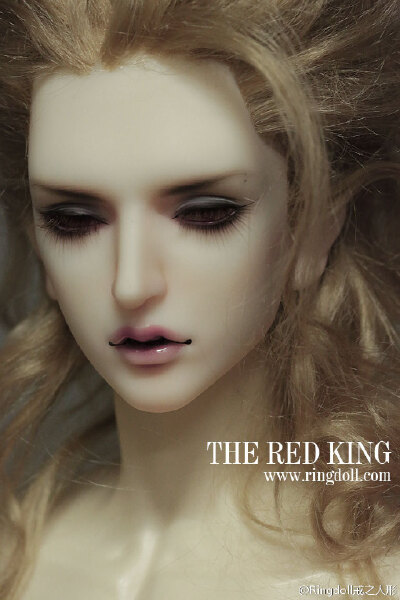 #ringdoll# 新作预告之红王。之前谁想看脸来着？满意了吧！咱们大红王这次的发型厉害了有木有！铠甲与头盔依旧在两种不同上色效果方案中纠结，设计师们都快纠结死了！因此还是放了之前的灰模图！再说一万次p1-3不是…